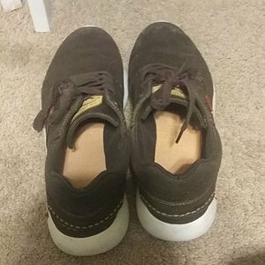 Tennis shoes